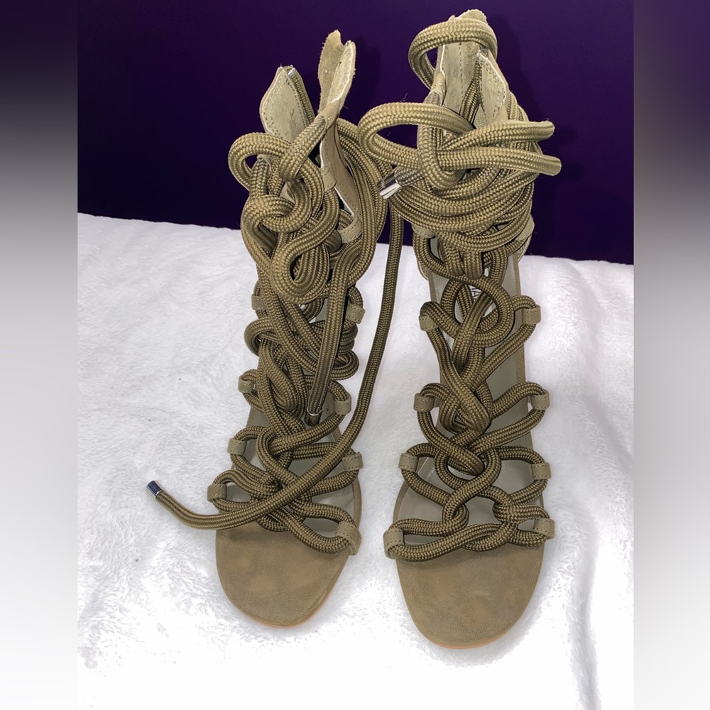 Steve Madden army green strap up heels. Great condition (missing end cap) sz 8